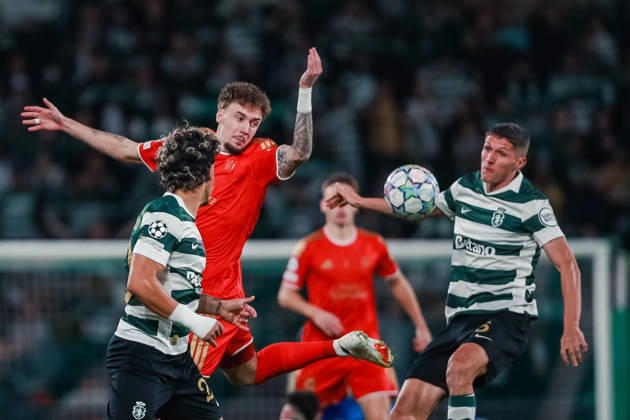 SOCCER - UEFA CL, Sporting vs LASK LISBON,PORTUGAL,21.OCT.26 - SOCCER - UEFA Champions League, Sporting Club de Portugal vs Linzer ASK. Image shows Christoph Lang (LASK) and Sergi Altimira (Sporting).  GEPAxpictures xManuelxBinder