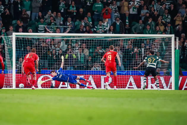 SOCCER - UEFA CL, Sporting vs LASK LISBON,PORTUGAL,21.OCT.26 - SOCCER - UEFA Champions League, Sporting Club de Portugal vs Linzer ASK. Image shows Lukas Jungwirth (LASK). Keywords: Penalty.  GEPAxpictures xManuelxBinder