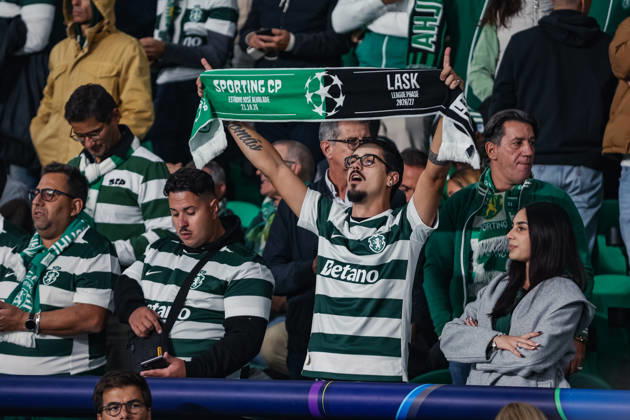 SOCCER - UEFA CL, Sporting vs LASK LISBON,PORTUGAL,21.OCT.26 - SOCCER - UEFA Champions League, Sporting Club de Portugal vs Linzer ASK. Image shows a feature with fans of Portugal.  GEPAxpictures xManuelxBinder