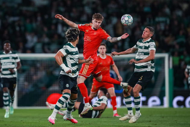 SOCCER - UEFA CL, Sporting vs LASK LISBON,PORTUGAL,21.OCT.26 - SOCCER - UEFA Champions League, Sporting Club de Portugal vs Linzer ASK. Image shows Christoph Lang (LASK) and Sergi Altimira (Sporting).  GEPAxpictures xManuelxBinder
