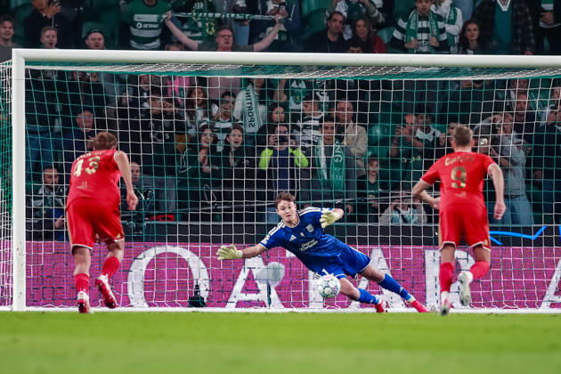 SOCCER - UEFA CL, Sporting vs LASK LISBON,PORTUGAL,21.OCT.26 - SOCCER - UEFA Champions League, Sporting Club de Portugal vs Linzer ASK. Image shows Lukas Jungwirth (LASK).  GEPAxpictures xManuelxBinder