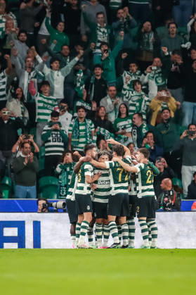 SOCCER - UEFA CL, Sporting vs LASK LISBON,PORTUGAL,21.OCT.26 - SOCCER - UEFA Champions League, Sporting Club de Portugal vs Linzer ASK. Image shows the rejoicing of the team Sporting.  GEPAxpictures xManuelxBinder