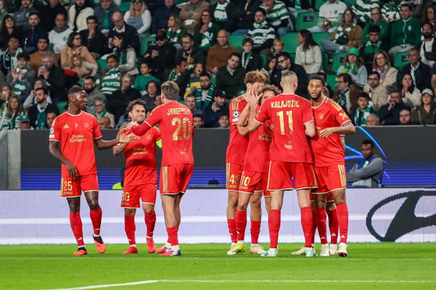 SOCCER - UEFA CL, Sporting vs LASK LISBON,PORTUGAL,21.OCT.26 - SOCCER - UEFA Champions League, Sporting Club de Portugal vs Linzer ASK. Image shows the rejoicing of the team LASK.  GEPAxpictures xManuelxBinder
