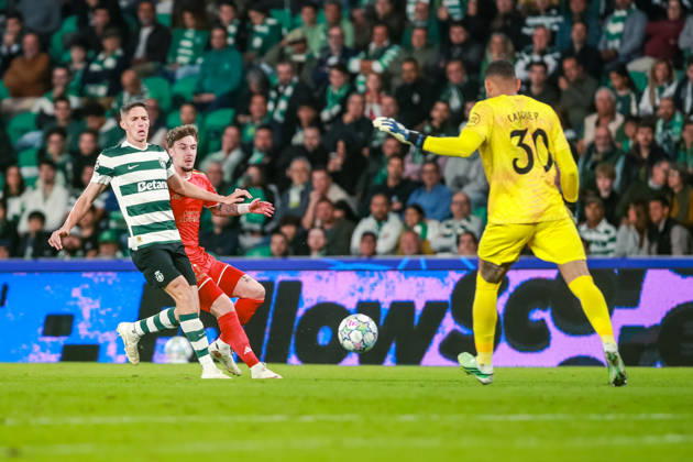 SOCCER - UEFA CL, Sporting vs LASK LISBON,PORTUGAL,21.OCT.26 - SOCCER - UEFA Champions League, Sporting Club de Portugal vs Linzer ASK. Image shows Sergi Altimira (Sporting) and Christoph Lang (LASK).  GEPAxpictures xManuelxBinder