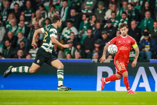 SOCCER - UEFA CL, Sporting vs LASK LISBON,PORTUGAL,21.OCT.26 - SOCCER - UEFA Champions League, Sporting Club de Portugal vs Linzer ASK. Image shows Ivan Fresneda (Sporting) and Sascha Horvath (LASK).  GEPAxpictures xManuelxBinder