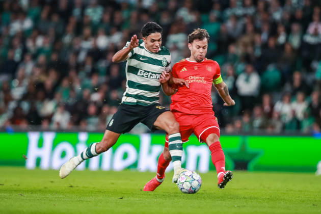 SOCCER - UEFA CL, Sporting vs LASK LISBON,PORTUGAL,21.OCT.26 - SOCCER - UEFA Champions League, Sporting Club de Portugal vs Linzer ASK. Image shows Joao Simoes (Sporting) and Sascha Horvath (LASK).  GEPAxpictures xManuelxBinder