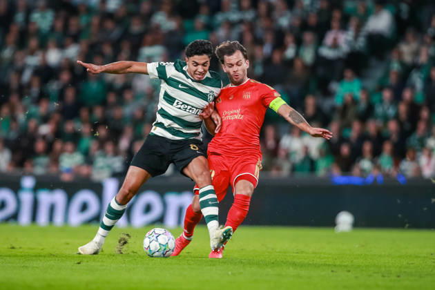 SOCCER - UEFA CL, Sporting vs LASK LISBON,PORTUGAL,21.OCT.26 - SOCCER - UEFA Champions League, Sporting Club de Portugal vs Linzer ASK. Image shows Joao Simoes (Sporting) and Sascha Horvath (LASK).  GEPAxpictures xManuelxBinder