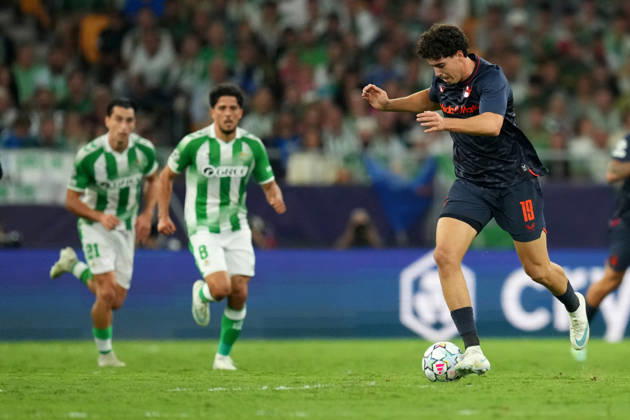 UEFA Champions League: Real Betis Balompie v Feyenoord Rotterdam SEVILLE, SPAIN - OCTOBER 21: Nacho Ferri of Feyenoord Rotterdam dribbles during the UEFA Champions League match between Real Betis Balompie and Feyenoord Rotterdam at Estadio La Cartuja on October 21, 2026 in Seville, Spain Copyright: xYannickxVerhoevenx