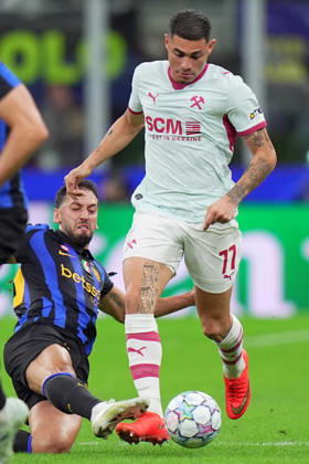 Shakhtar s Gleiker Mendoza , Inter Milan s Hakan Calhanoglu during the Uefa Champions League soccer match between Inter and Shakhtar Donetsk at San Siro Stadium in Milan , Italy - Wednesday October 21 , 2026. - Soccer  Copyright: xSpada LaPressex