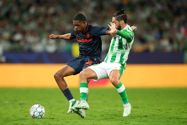 UEFA Champions League: Real Betis Balompie v Feyenoord Rotterdam SEVILLE, SPAIN - OCTOBER 21: Givairo Read of Feyenoord Rotterdam duels for the ball with Isco of Real Betis Balompie during the UEFA Champions League match between Real Betis Balompie and Feyenoord Rotterdam at Estadio La Cartuja on October 21, 2026 in Seville, Spain Copyright: xYannickxVerhoevenx
