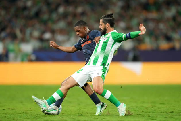 UEFA Champions League: Real Betis Balompie v Feyenoord Rotterdam SEVILLE, SPAIN - OCTOBER 21: Givairo Read of Feyenoord Rotterdam duels for the ball with Isco of Real Betis Balompie during the UEFA Champions League match between Real Betis Balompie and Feyenoord Rotterdam at Estadio La Cartuja on October 21, 2026 in Seville, Spain Copyright: xYannickxVerhoevenx