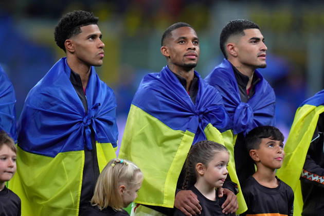 Shakhtar s players with the flag of Ukraine during the Uefa Champions League soccer match between Inter and Shakhtar Donetsk at San Siro Stadium in Milan , Italy - Wednesday October 21 , 2026. - Soccer  Copyright: xSpada LaPressex