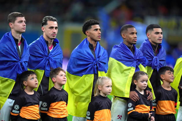 Shakhtar s players with the flag of Ukraine during the Uefa Champions League soccer match between Inter and Shakhtar Donetsk at San Siro Stadium in Milan , Italy - Wednesday October 21 , 2026. - Soccer  Copyright: xSpada LaPressex