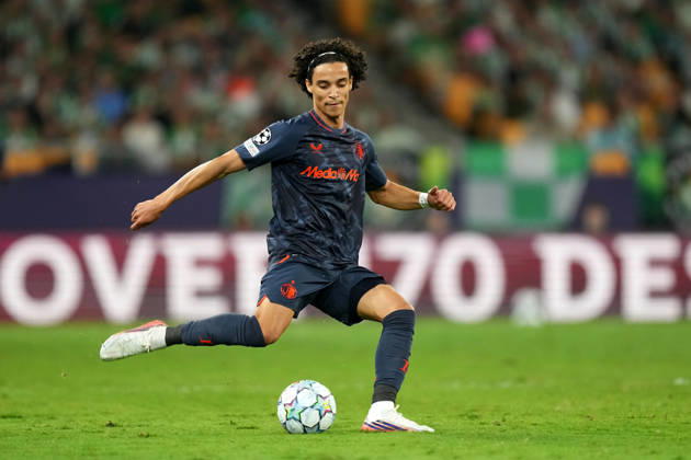 UEFA Champions League: Real Betis Balompie v Feyenoord Rotterdam SEVILLE, SPAIN - OCTOBER 21: Gjivai Zechiel of Feyenoord Rotterdam passes the ball during the UEFA Champions League match between Real Betis Balompie and Feyenoord Rotterdam at Estadio La Cartuja on October 21, 2026 in Seville, Spain Copyright: xYannickxVerhoevenx