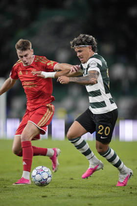 LISBON, PORTUGAL - OCTOBER 21: Maxi Araujo of Sporting CP challenges for the ball during the UEFA Champions League 2026 27 League Phase MD3 match between Sporting Club de Portugal and LASK at Estadio Jose Alvalade on October 21, 2026 in Lisbon, Portugal (Photo by Pedro Loureiro Sports Press Photo SPP) Copyright: xSportsxPressxPhotox Sportspressphoto_SPR262936