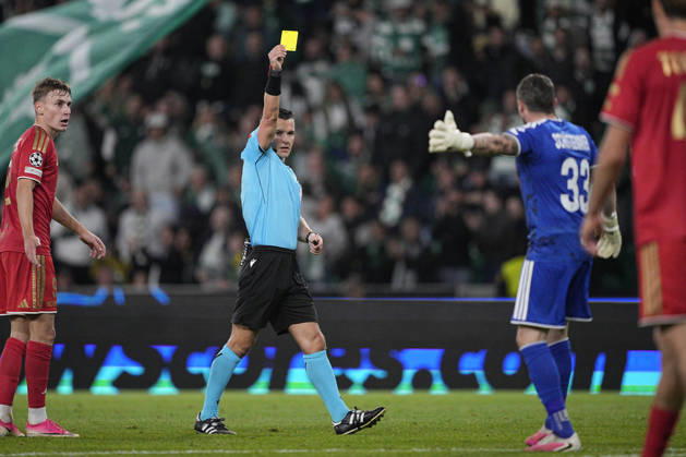 LISBON, PORTUGAL - OCTOBER 21: Referee Nicholas Walsh shows a yellow card to Tobias Schutzenauer of LASK Linz during the UEFA Champions League 2026 27 League Phase MD3 match between Sporting Club de Portugal and LASK at Estadio Jose Alvalade on October 21, 2026 in Lisbon, Portugal (Photo by Pedro Loureiro Sports Press Photo SPP) Copyright: xSportsxPressxPhotox Sportspressphoto_SPR263133
