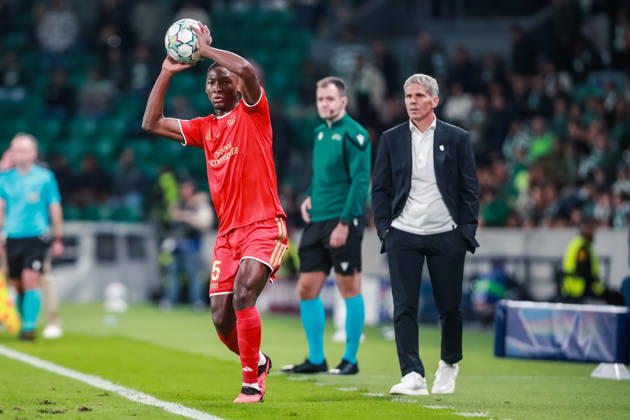 SOCCER - UEFA CL, Sporting vs LASK LISBON,PORTUGAL,21.OCT.26 - SOCCER - UEFA Champions League, Sporting Club de Portugal vs Linzer ASK. Image shows Yvan Dibango (LASK) and head coach Dietmar Kuehbauer (LASK).  GEPAxpictures xManuelxBinder