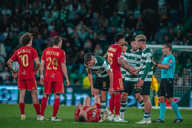 October 21, 2026, Lisbon, Lisbon, Portugal: LISBON, PORTUGAL - OCTOBER 21: Sporting CP and LASK players gather around an injured player during the UEFA Champions League match at Estadio Jose Alvalade on October 21, 2026 in Lisbon, Portugal. ZUMA Press Wire Lisbon Portugal - ZUMAs390 20261021_zsp_s390_006 Copyright: xAlbertoxSeabrax