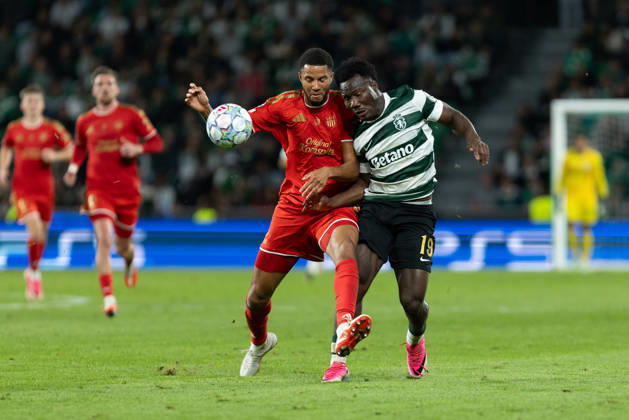 October 21, 2026, Lisbon, Lisbon, Portugal: Lask defender from The Netherlands XAVIER MBUYAMBA (4) and Sporting forward from Australia NESTORY IRANKUNDA (19) in action during the game for the League Phase for the UEFA Champions League between Sporting and LASK Linz at Estadio Jose de Alvalade Soccer 2026: Sporting 2:3 LASK Linz  - ZUMAs359 20261021_zsp_s359_128 Copyright: xAlexandrexdexSousax