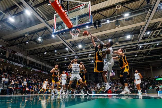 Ejiofor Onu (Gladiators Trier) unterm Korb im Zweikampf mit Darko Bajo (KK Croatia Split), und Mindaugas Kacinas (KK Croatia Split), Aktion Action Vet Concept Gladiators Trier vs KK Split, Basketball, FIBA Europe Cup, 3. Spieltag, Saison 2026 2027, 21.10.2026 Vet Concept Gladiators Trier vs KK Split, Basketball, FIBA Europe Cup, 3. Spieltag, Saison 2026 2027, 21.10.2026 Copyright: xEibnerxPressefotox EP_ANS