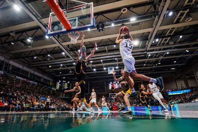 Jordan Roland (Gladiators Trier) unter Korb im Zweikampf mit Mindaugas Kacinas (KK Croatia Split), Aktion Action Vet Concept Gladiators Trier vs KK Split, Basketball, FIBA Europe Cup, 3. Spieltag, Saison 2026 2027, 21.10.2026 Vet Concept Gladiators Trier vs KK Split, Basketball, FIBA Europe Cup, 3. Spieltag, Saison 2026 2027, 21.10.2026 Copyright: xEibnerxPressefotox EP_ANS