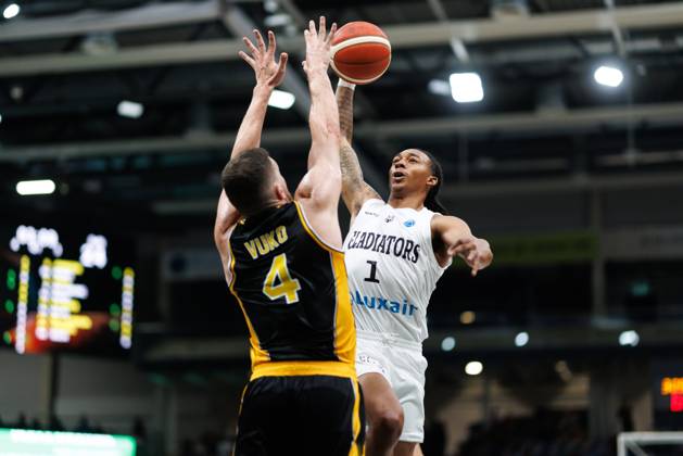 Austin Crowley (Gladiators Trier) im Zweikampf mit Tonko Vuko (KK Croatia Split), Aktion Action Vet Concept Gladiators Trier vs KK Split, Basketball, FIBA Europe Cup, 3. Spieltag, Saison 2026 2027, 21.10.2026 Vet Concept Gladiators Trier vs KK Split, Basketball, FIBA Europe Cup, 3. Spieltag, Saison 2026 2027, 21.10.2026 Copyright: xEibnerxPressefotox EP_ANS