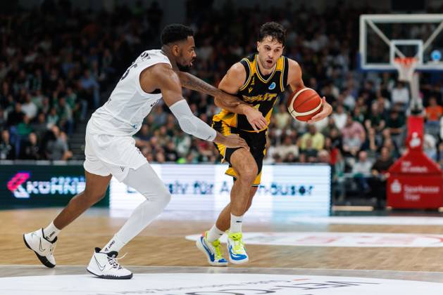 Benedict Turudic (KK Croatia Split) im Zweikampf mit Ejiofor Onu (Gladiators Trier), Aktion Action Vet Concept Gladiators Trier vs KK Split, Basketball, FIBA Europe Cup, 3. Spieltag, Saison 2026 2027, 21.10.2026 Vet Concept Gladiators Trier vs KK Split, Basketball, FIBA Europe Cup, 3. Spieltag, Saison 2026 2027, 21.10.2026 Copyright: xEibnerxPressefotox EP_ANS