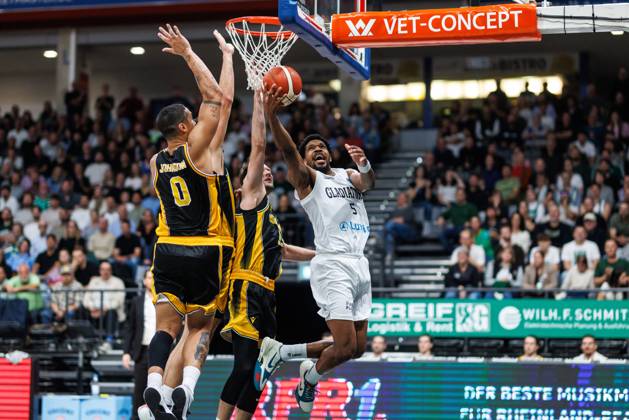 Justin Simon (Gladiators Trier) unterm Korb im Zweikampf mit Nick Johnson (KK Croatia Split) und Mindaugas Kacinas (KK Croatia Split), Aktion Action Vet Concept Gladiators Trier vs KK Split, Basketball, FIBA Europe Cup, 3. Spieltag, Saison 2026 2027, 21.10.2026 Vet Concept Gladiators Trier vs KK Split, Basketball, FIBA Europe Cup, 3. Spieltag, Saison 2026 2027, 21.10.2026 Copyright: xEibnerxPressefotox EP_ANS