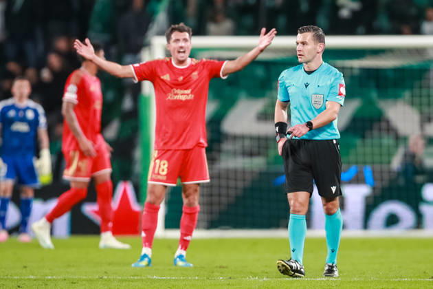 SOCCER - UEFA CL, Sporting vs LASK LISBON,PORTUGAL,21.OCT.26 - SOCCER - UEFA Champions League, Sporting Club de Portugal vs Linzer ASK. Image shows the disappointment of Alessandro Schoepf (LASK) and referee Nick Walsh (SCO).  GEPAxpictures xManuelxBinder