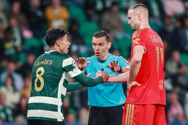 SOCCER - UEFA CL, Sporting vs LASK LISBON,PORTUGAL,21.OCT.26 - SOCCER - UEFA Champions League, Sporting Club de Portugal vs Linzer ASK. Image shows Joao Simoes (Sporting), referee Nick Walsh (SCO) and Sasa Kalajdzic (LASK).  GEPAxpictures xManuelxBinder