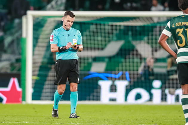 SOCCER - UEFA CL, Sporting vs LASK LISBON,PORTUGAL,21.OCT.26 - SOCCER - UEFA Champions League, Sporting Club de Portugal vs Linzer ASK. Image shows referee Nick Walsh (SCO).  GEPAxpictures xManuelxBinder