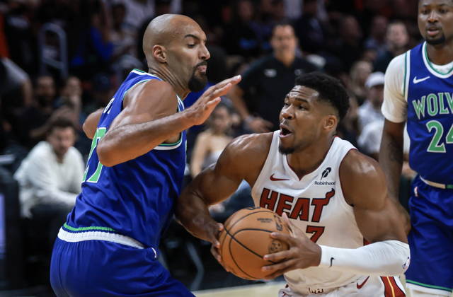 NBA, Basketball Herren, USA - Miami Heat vs Minnesota Timberwolves Miami Heat Forward Giannis Antetokounmpo (R) in action against Minnesota Timberwolves Center Rudy Gobert during the NBA basketball game between the Miami Heat and Minnesota Timberwolves at the Kaseya Center in Miami, Florida, USA, 21 October 2026. MIAMI FLORIDA United States  Copyright: xCRISTOBALxHERRERA-ULASHKEVICHx