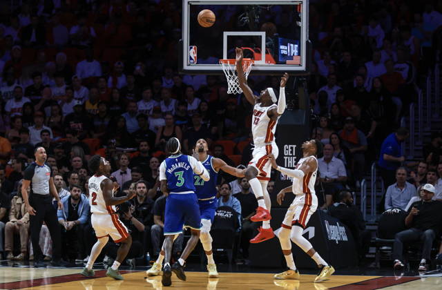 NBA, Basketball Herren, USA - Miami Heat vs Minnesota Timberwolves Miami Heat Center Forward Bam Adebayo (top) in action during the NBA basketball game between the Miami Heat and Minnesota Timberwolves at the Kaseya Center in Miami, Florida, USA, 21 October 2026. MIAMI FLORIDA United States  Copyright: xCRISTOBALxHERRERA-ULASHKEVICHx