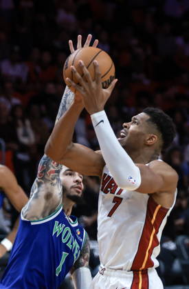 NBA, Basketball Herren, USA - Miami Heat vs Minnesota Timberwolves Miami Heat Forward Giannis Antetokounmpo (R) in action against Minnesota Timberwolves Guard LaMelo Ball during the NBA basketball game between the Miami Heat and Minnesota Timberwolves at the Kaseya Center in Miami, Florida, USA, 21 October 2026. MIAMI FLORIDA United States  Copyright: xCRISTOBALxHERRERA-ULASHKEVICHx