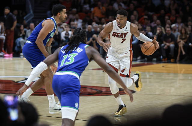 NBA, Basketball Herren, USA - Miami Heat vs Minnesota Timberwolves Miami Heat Forward Giannis Antetokounmpo (R) in action against Minnesota Timberwolves Guard Ayo Dosunmu (front) during the NBA basketball game between the Miami Heat and Minnesota Timberwolves at the Kaseya Center in Miami, Florida, USA, 21 October 2026. MIAMI FLORIDA United States  Copyright: xCRISTOBALxHERRERA-ULASHKEVICHx