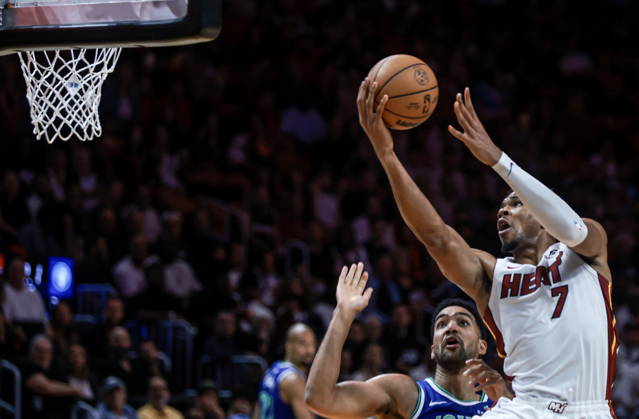NBA, Basketball Herren, USA - Miami Heat vs Minnesota Timberwolves Miami Heat Forward Giannis Antetokounmpo (R) in action against Minnesota Timberwolves Forward Trey Lyles during the NBA basketball game between the Miami Heat and Minnesota Timberwolves at the Kaseya Center in Miami, Florida, USA, 21 October 2026. MIAMI FLORIDA United States  Copyright: xCRISTOBALxHERRERA-ULASHKEVICHx
