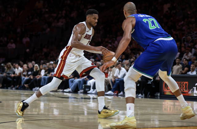 NBA, Basketball Herren, USA - Miami Heat vs Minnesota Timberwolves Miami Heat Forward Giannis Antetokounmpo (L) in action against Minnesota Timberwolves Center Rudy Gobert during the NBA basketball game between the Miami Heat and Minnesota Timberwolves at the Kaseya Center in Miami, Florida, USA, 21 October 2026. MIAMI FLORIDA United States  Copyright: xCRISTOBALxHERRERA-ULASHKEVICHx