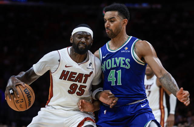 NBA, Basketball Herren, USA - Miami Heat vs Minnesota Timberwolves Miami Heat Forward Bobby Portis Jr. (L) in action against Minnesota Timberwolves Forward Trey Lyles during the NBA basketball game between the Miami Heat and Minnesota Timberwolves at the Kaseya Center in Miami, Florida, USA, 21 October 2026. MIAMI FLORIDA United States  Copyright: xCRISTOBALxHERRERA-ULASHKEVICHx