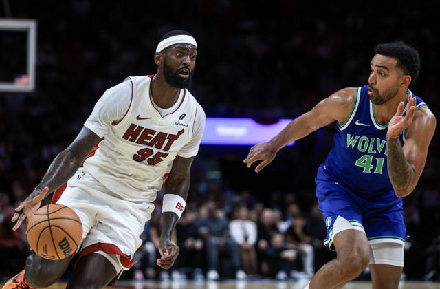 NBA, Basketball Herren, USA - Miami Heat vs Minnesota Timberwolves Miami Heat Forward Bobby Portis Jr. (L) in action against Minnesota Timberwolves Forward Trey Lyles during the NBA basketball game between the Miami Heat and Minnesota Timberwolves at the Kaseya Center in Miami, Florida, USA, 21 October 2026. MIAMI FLORIDA United States  Copyright: xCRISTOBALxHERRERA-ULASHKEVICHx