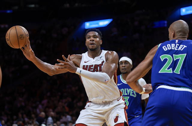 NBA, Basketball Herren, USA - Miami Heat vs Minnesota Timberwolves Miami Heat Forward Giannis Antetokounmpo (L) in action against Minnesota Timberwolves Center Rudy Gobert during the NBA basketball game between the Miami Heat and Minnesota Timberwolves at the Kaseya Center in Miami, Florida, USA, 21 October 2026. MIAMI FLORIDA United States  Copyright: xCRISTOBALxHERRERA-ULASHKEVICHx