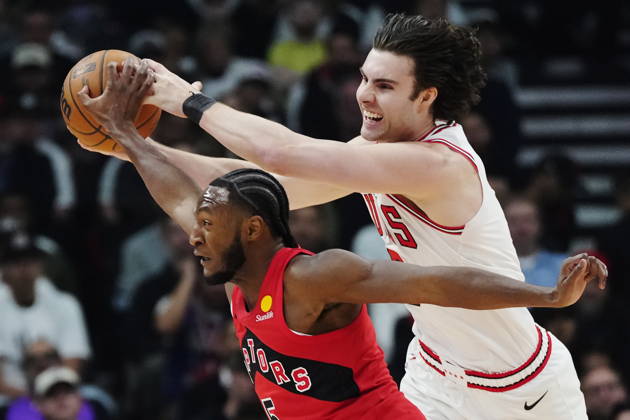 October 21, 2026, Toronto, On, Canada: Toronto Raptors Immanuel Quickley (5) and Chicago Bulls Josh Giddey (3) battle for a loose ball during first half NBA, Basketball Herren, USA basketball action in Toronto on Wednesday, Oct. 21, 2026. Canada News - October 21, 2026  - ZUMAc35_ 20261021_zaf_c35_246 Copyright: xFrankxGunnx