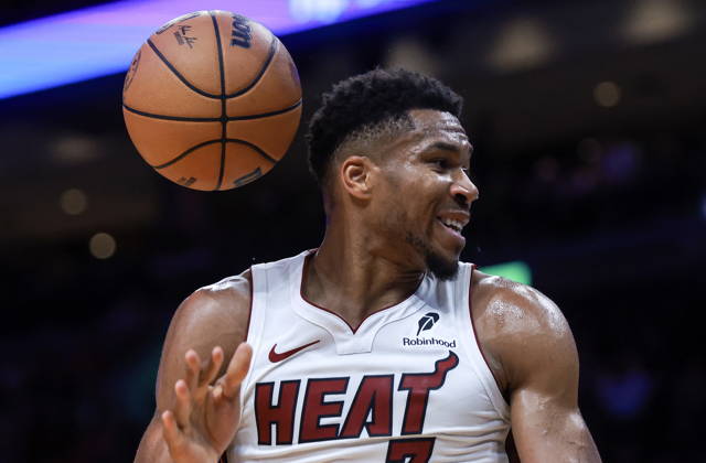 NBA, Basketball Herren, USA - Miami Heat vs Minnesota Timberwolves Miami Heat Forward Giannis Antetokounmpo in action during the NBA basketball game between the Miami Heat and Minnesota Timberwolves at the Kaseya Center in Miami, Florida, USA, 21 October 2026. MIAMI FLORIDA United States  Copyright: xCRISTOBALxHERRERA-ULASHKEVICHx