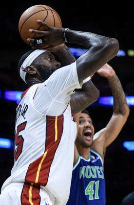 NBA, Basketball Herren, USA - Miami Heat vs Minnesota Timberwolves Miami Heat Forward Bobby Portis Jr. (L) in action against Minnesota Timberwolves Forward Trey Lyles during the NBA basketball game between the Miami Heat and Minnesota Timberwolves at the Kaseya Center in Miami, Florida, USA, 21 October 2026. MIAMI FLORIDA United States  Copyright: xCRISTOBALxHERRERA-ULASHKEVICHx