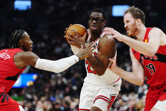 October 21, 2026, Toronto, On, Canada: Chicago Bulls Jalen Smith (centre) drives between Toronto Raptors RJ Barrett (left) and Jakob Poeltl (19) during first half NBA, Basketball Herren, USA basketball action in Toronto on Wednesday, Oct. 21, 2026. Canada News - October 21, 2026  - ZUMAc35_ 20261021_zaf_c35_245 Copyright: xFrankxGunnx