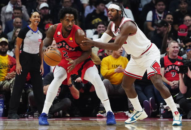 October 21, 2026, Toronto, On, Canada: Toronto Raptors Kawhi Leonard (2) protects the ball from Chicago Bulls Buddy Hield (7) during first half NBA, Basketball Herren, USA basketball action in Toronto on Wednesday, Oct. 21, 2026. Canada News - October 21, 2026  - ZUMAc35_ 20261021_zaf_c35_249 Copyright: xFrankxGunnx