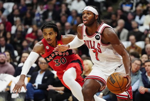 October 21, 2026, Toronto, On, Canada: Chicago Bulls Buddy Hield (7) drives past Toronto Raptors Collin Murray-Boyles (30) during first half NBA, Basketball Herren, USA basketball action in Toronto on Wednesday, Oct. 21, 2026. Canada News - October 21, 2026  - ZUMAc35_ 20261021_zaf_c35_250 Copyright: xFrankxGunnx