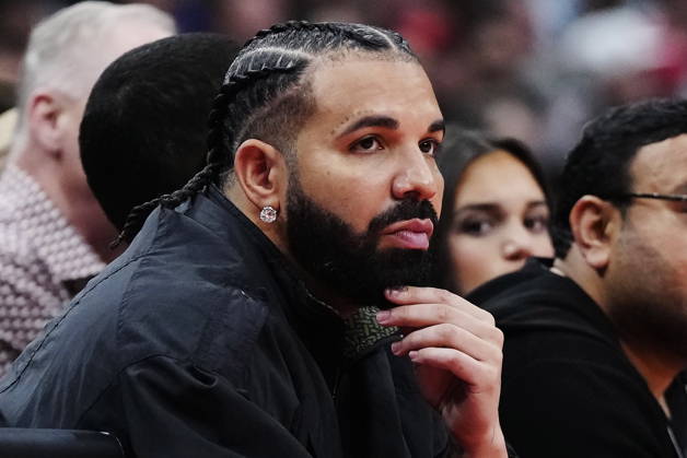 October 21, 2026, Toronto, On, Canada: Drake looks watches first half NBA, Basketball Herren, USA basketball action between the Toronto Raptors and the Chicago Bulls in Toronto on Wednesday, Oct. 21, 2026. Canada News - October 21, 2026  - ZUMAc35_ 20261021_zaf_c35_251 Copyright: xFrankxGunnx