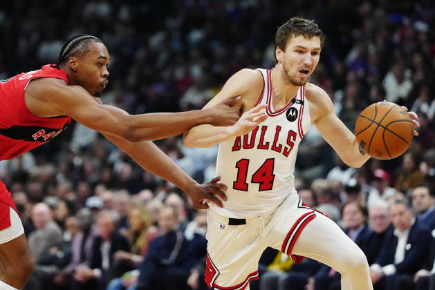 October 21, 2026, Toronto, On, Canada: Chicago Bulls Matas Buzelis (14) is fouled by Toronto Raptors Scottie Barnes (4) during first half NBA, Basketball Herren, USA basketball action in Toronto on Wednesday, Oct. 21, 2026. Canada News - October 21, 2026  - ZUMAc35_ 20261021_zaf_c35_252 Copyright: xFrankxGunnx