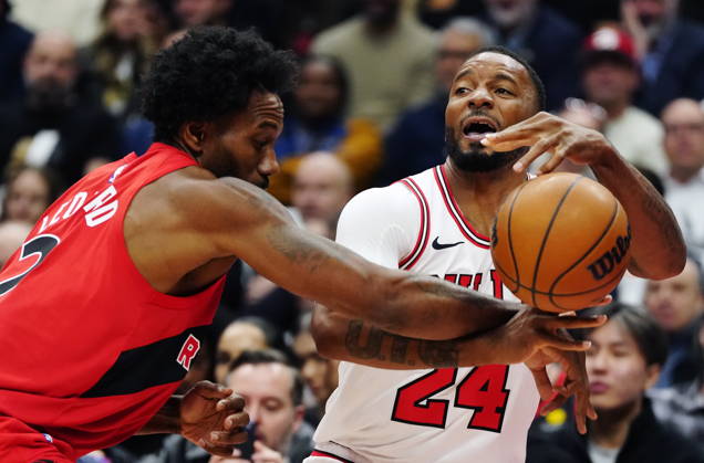 October 21, 2026, Toronto, On, Canada: Chicago Bulls Norman Powell (24) is fouled by Toronto Raptors Kawhi Leonard (2) during first half NBA, Basketball Herren, USA basketball action in Toronto on Wednesday, Oct. 21, 2026. Canada News - October 21, 2026  - ZUMAc35_ 20261021_zaf_c35_253 Copyright: xFrankxGunnx