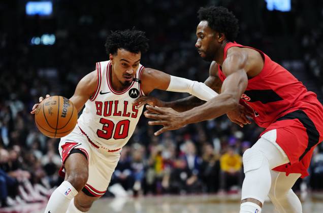 October 21, 2026, Toronto, On, Canada: Chicago Bulls Tre Jones (30) drives as Toronto Raptors Kawhi Leonard (2) defends during first half NBA, Basketball Herren, USA basketball action in Toronto on Wednesday, Oct. 21, 2026. Canada News - October 21, 2026  - ZUMAc35_ 20261021_zaf_c35_254 Copyright: xFrankxGunnx
